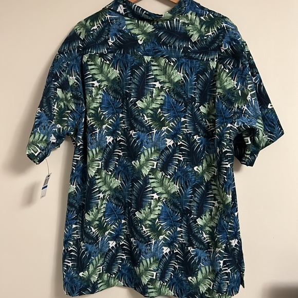 NWT Men’s Floral Van Heusen Botton Up Top - Picture 4 of 4